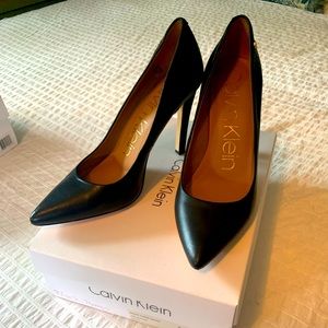 Black pumps